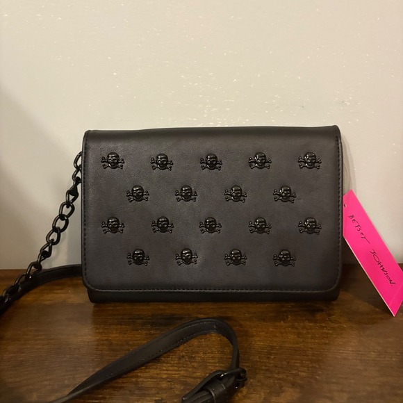 NWT Betsey Johnson Black Skull Crossbones Crossbody Bag Chain Strap Purse - Picture 1 of 6